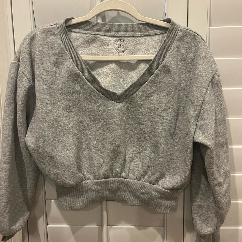 Urban Outfitters Women's Pullover V-Neck Cropped Sweatshirt
